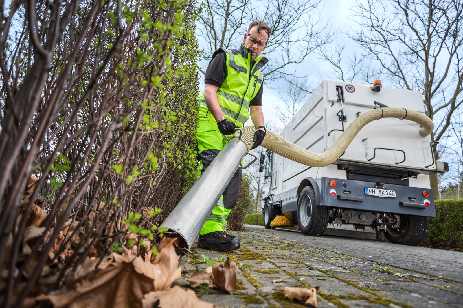 MCM_600_sweeping_system_municipal_public_services_footpath_app_02_CI20-Screen