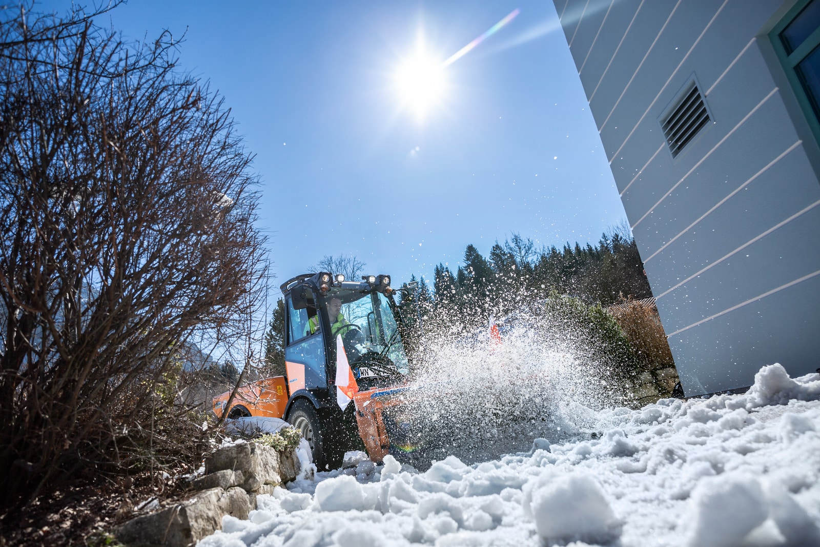 S_75_snow_plough_brush_combi_municipal_puplic_services_pavement_app_04_CI20-Screen